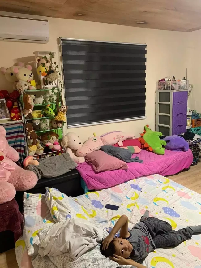 Untuk kamar tidur hanya terdapat 1 di dalam rumah. Kamar tersebut dibuat senyaman mungkin. Terlihat kasur dann nsalah satu lemarinya dipenuhi dengan beragam boneka. Foto: Facebook/ApLe Know-well