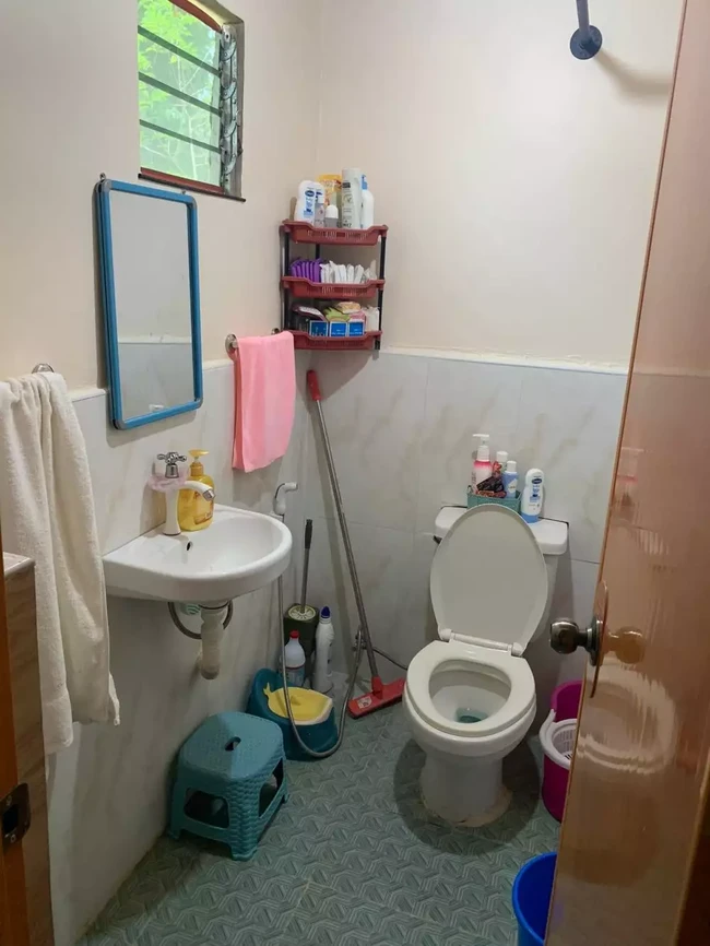 Kalau yang satu ini penampakan bagian kamar mandinya. Walaupun sederhana namun kamar mandi tersebut tampak rapi dan juga bersih. Foto: Facebook/ApLe Know-well