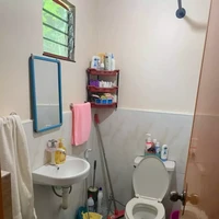 Kalau yang satu ini penampakan bagian kamar mandinya. Walaupun sederhana namun kamar mandi tersebut tampak rapi dan juga bersih. Foto: Facebook/ApLe Know-well