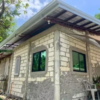 Potret rumah unik yang satu ini dibagikan oleh pemilik akun Facebook ApLe Know-well. Dilihat dari luar rumah tersebut tampak amat sederhana dengan hanya berdinding batako. Bangunannya pun tampak seperti rumah yang belum selesai dibangun. Foto: Facebook/ApLe Know-well