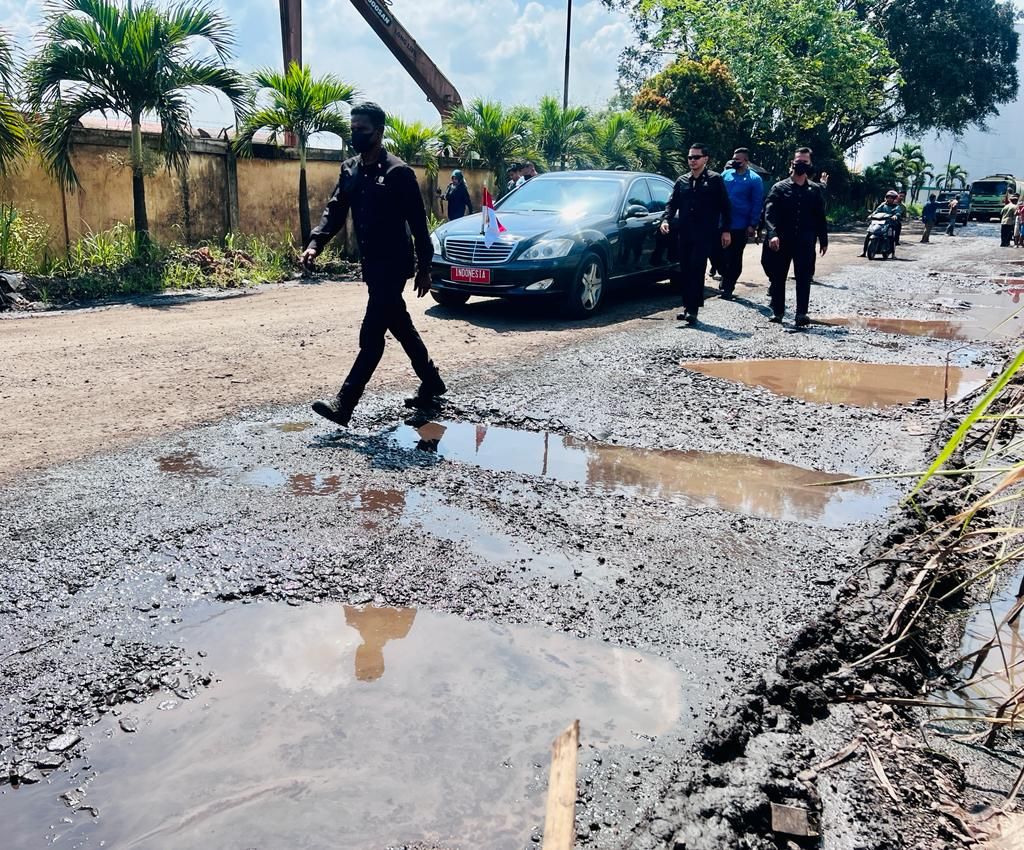 Saat Jokowi Mendadak Minta Ganti Rute Demi Cek Jalan Rusak di Jambi (Muchlis Jr/Biro Pers Sekretariat Presiden)