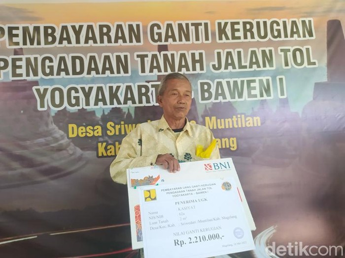 Salah satu penerima uang ganti rugi (UGR) tol Jogja-Bawen, Kasiyat (70) menerima Rp 2,2 juta di Balai Desa Sriwedari, Kecamatan Muntilan, Kabupaten Magelang, Selasa (16/5/2023).