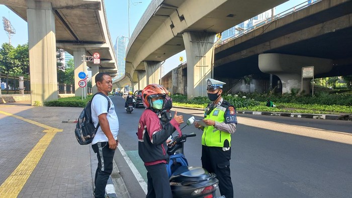 Salah satu pengendara motor ditilang di Pancoran, Jaksel