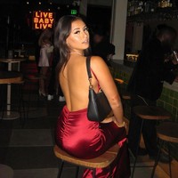 Selain untuk hadiah atas kerja kerasnya, Sam membeli berbagai barang mahal karena tidak bisa memilikinya saat kecil. Hidup saat aku kecil sangat menarik, cukup sulit sebenarnya, aku tidak tumbuh dengan uang, keluargaku sangat miskin, tuturnya.Foto: Instagram Samantha Frank