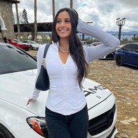 Selain itu, Sam juga mengoleksi banyak barang branded yang membuat pennampilannya glamour. Ini sebenarnya sangat pantas karena aku duduk di lantai memelukinya selama 30 menit ketika aku mendapatkannya. Membeli barang untuk diri sendiri adalah self love dan merawat diri sendiri, katanya.Foto: Instagram Samantha Frank