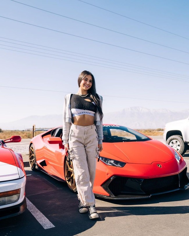 Sam terlihat glamour di berbagai postingan Instagram-nya. Gadis 19 tahun tersebut sering tampil dengan busana dan tas branded bahkan moibl sport.Foto: Instagram Samantha Frank