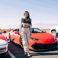 Sam terlihat glamour di berbagai postingan Instagram-nya. Gadis 19 tahun tersebut sering tampil dengan busana dan tas branded bahkan moibl sport.Foto: Instagram Samantha Frank