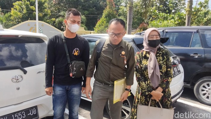 Sarlita bersama pengacara dan anaknya tiba di Kejari Asahan untuk dimintai keterangan oleh Bidang Pengawasan Kejati Sumut. (Perdana Ramadhan / detikSumut)