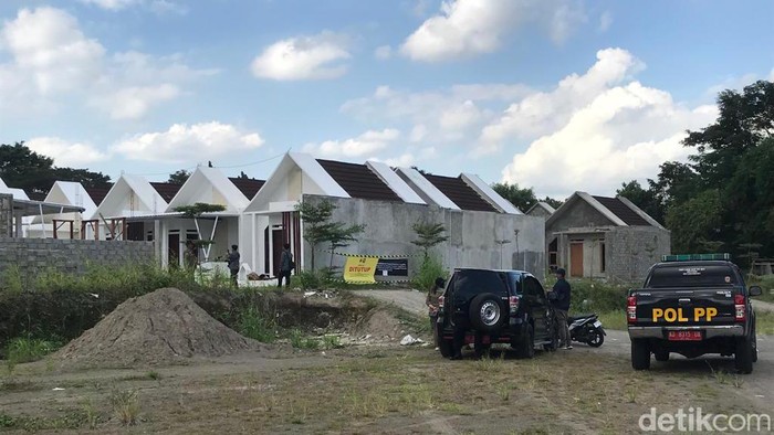 Satpol PP DIY menyegel Perumahan Kandara Village, Maguwoharjo, Sleman, yang berdiri di atas tanah kas desa, Selasa (16/5/2023).