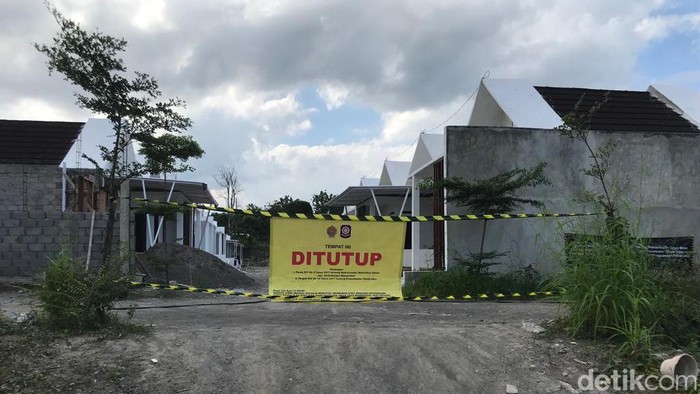 Satpol PP DIY menyegel Perumahan Kandara Village, Maguwoharjo, Sleman, yang berdiri di atas tanah kas desa, Selasa (16/5/2023).
