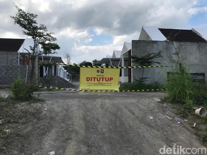 Satpol PP DIY menyegel Perumahan Kandara Village, Maguwoharjo, Sleman, yang berdiri di atas tanah kas desa, Selasa (16/5/2023).