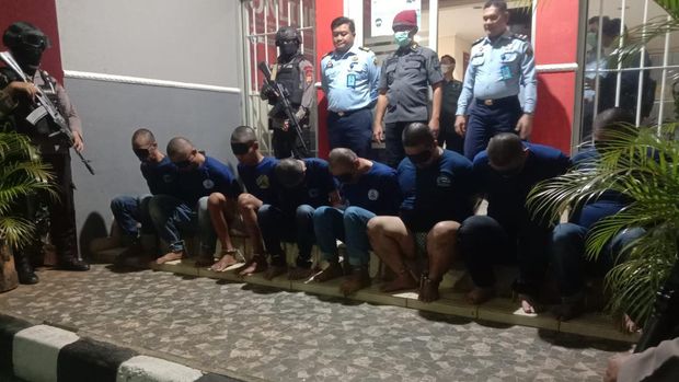 Sebanyak 14 orang napi diduga terkait penipuan online dipindahkan ke Pulau Nusakambangan, Cilacap. Napi-napi itu berasal dari beberapa lapas wilayah Jabar. (dok Ditjen Pemasyarakatan)