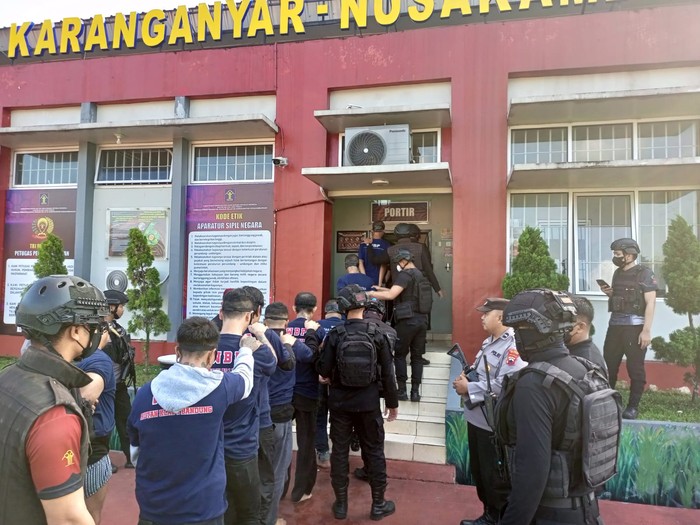 Sebanyak 14 orang napi diduga terkait penipuan online dipindahkan ke Pulau Nusakambangan, Cilacap. Napi-napi itu berasal dari beberapa lapas wilayah Jabar. (dok Ditjen Pemasyarakatan)