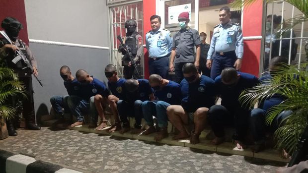 A total of 14 convicts suspected of links to online fraud have been transferred to Nusakambangan Island in Cilacap.  The convicts came from several prisons in the West Java region.  (doc General Directorate of Corrections)