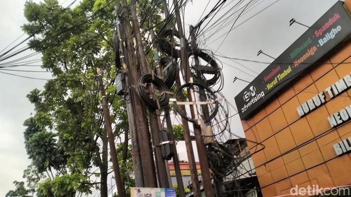 Semrawut kabel udara di Cicadas, Kota Bandung