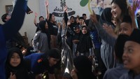 TMRW by UOB mendistribusikan perangkat digital dan alat tulis kepada 500 anak dari keluarga kurang mampu di sejumlah panti asuhan di Indonesia.  