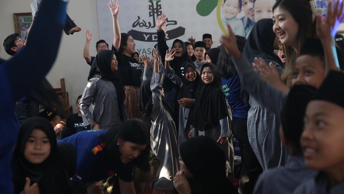 Senyum Anak-anak Panti Asuhan dapat Perlengkapan Sekolah Gratis Arief Tjakraamidjaja, Head of Marketing, Digital Sales and Partnership, UOB Indonesia; Maya Rizano, Head of Strategic Communications and Brand Head, UOB Indonesia memberikan donasi secara simbolis kepada Achmad Saiful Habib, Kepala Panti Asuhan Daarul Rahman, yang akan disalurkan kepada 500 orang anak-anak kurang mampu ke delapan panti asuhan di Jakarta.