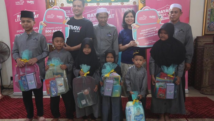 Senyum Anak-anak Panti Asuhan dapat Perlengkapan Sekolah Gratis Arief Tjakraamidjaja, Head of Marketing, Digital Sales and Partnership, UOB Indonesia; Maya Rizano, Head of Strategic Communications and Brand Head, UOB Indonesia memberikan donasi secara simbolis kepada Achmad Saiful Habib, Kepala Panti Asuhan Daarul Rahman, yang akan disalurkan kepada 500 orang anak-anak kurang mampu ke delapan panti asuhan di Jakarta.