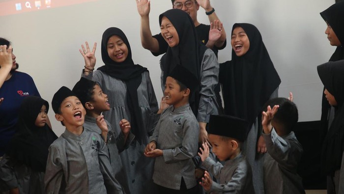 Senyum Anak-anak Panti Asuhan dapat Perlengkapan Sekolah Gratis Arief Tjakraamidjaja, Head of Marketing, Digital Sales and Partnership, UOB Indonesia; Maya Rizano, Head of Strategic Communications and Brand Head, UOB Indonesia memberikan donasi secara simbolis kepada Achmad Saiful Habib, Kepala Panti Asuhan Daarul Rahman, yang akan disalurkan kepada 500 orang anak-anak kurang mampu ke delapan panti asuhan di Jakarta.