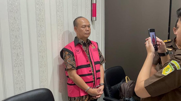 Seorang pensiunan BUMN berinisial IBN tersangka dugaan perintangan penyidikan kasus dugaan korupsi Tol Japek 2 (Dok Kejagung).