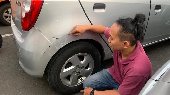 Serempetan mobil dengan mobil angkot di Jaksel.