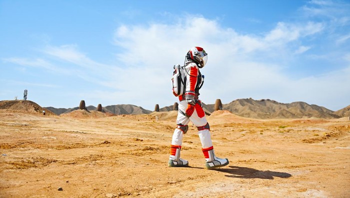 Serunya Bermain di 'Planet Mars' Buatan China JINCHANG, CHINA - MAY 15: A man in a mock space suit experiences walking in space at 'Mars Base 1 Camp' on May 15, 2023 in Jinchang, Gansu Province of China. The simulated Mars base allows visitors to immerse themselves in the Mars experience. (Photo by Li Yalong/China News Service/VCG via Getty Images)