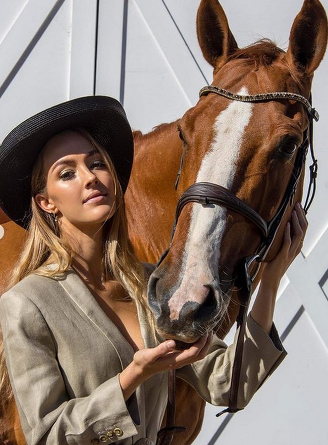 Gadis lulusan sastra Inggris dan psikologi dari Universitas Sydney itu bercerita tentang kecintaannya dengan kuda. Hari-hari terakhirnya pun dihabiskan dengan hobi berkudanya. Foto: Instagram
