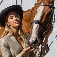 Gadis lulusan sastra Inggris dan psikologi dari Universitas Sydney itu bercerita tentang kecintaannya dengan kuda. Hari-hari terakhirnya pun dihabiskan dengan hobi berkudanya. Foto: Instagram