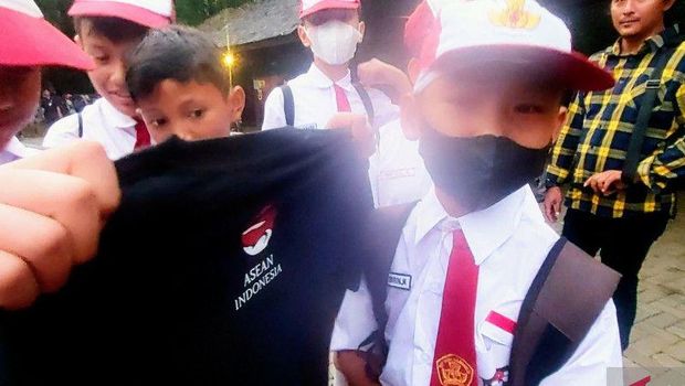 SDN students in Beloit receive T-shirts with the logo of the ASEAN Summit 2023 from President Jokowi.  Vardy received the award when Jokowi visited the Mangrove Nature Tourism Park.  (Antara / Abdo Faisal)