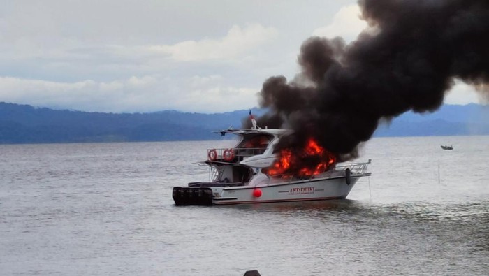 Speedboat Pemkab Teluk Wondama terbakar. Dokumen Istimewa