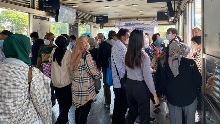Suasana Halte Bus TransJ Cawang UKI, Selasa (16/5/2023).