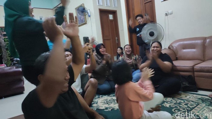 Suasana nobar di rumah kiper Timnas Indonesia, Ernando Ari di Sambiroto, Semarang, Selasa (16/5/2023).