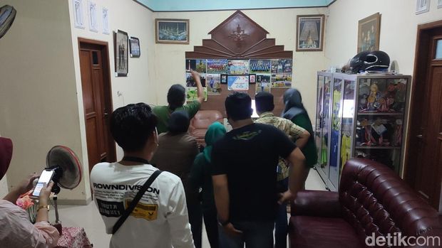 Suasana nobar di rumah kiper Timnas Indonesia, Ernando Ari di Sambiroto, Semarang, Selasa (16/5/2023).