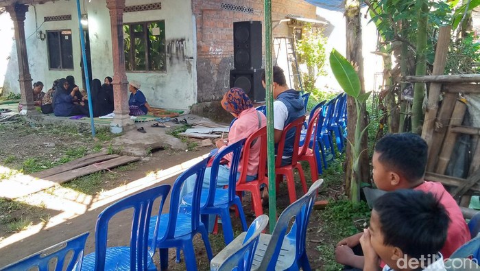Suasana rumah duka NA (16) di Dusun Karangnongko, Desa Ketandan, Kecamatan Klaten Utara, Selasa (16/5/2023). Pelajar kelas 3 SMP itu diduga korban pengeroyokan oleh gerombolan tak dikenal.