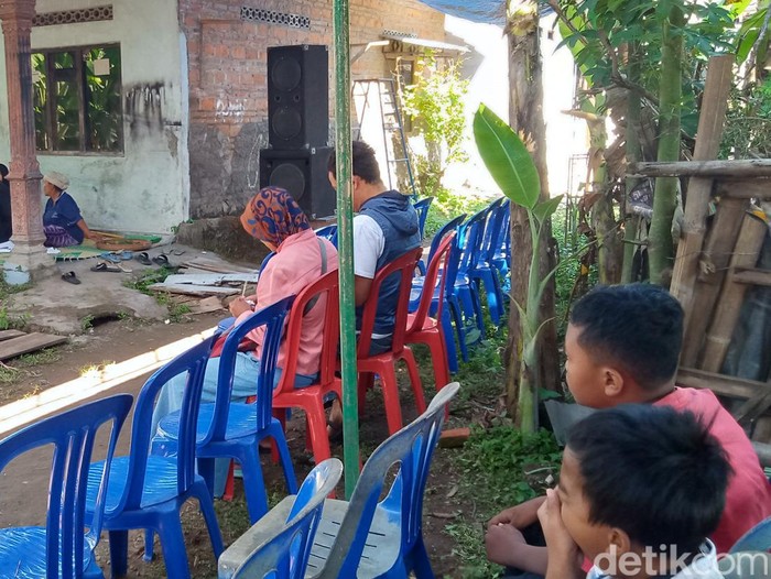 Suasana rumah duka NA (16) di Dusun Karangnongko, Desa Ketandan, Kecamatan Klaten Utara, Selasa (16/5/2023). Pelajar kelas 3 SMP itu diduga korban pengeroyokan oleh gerombolan tak dikenal.
