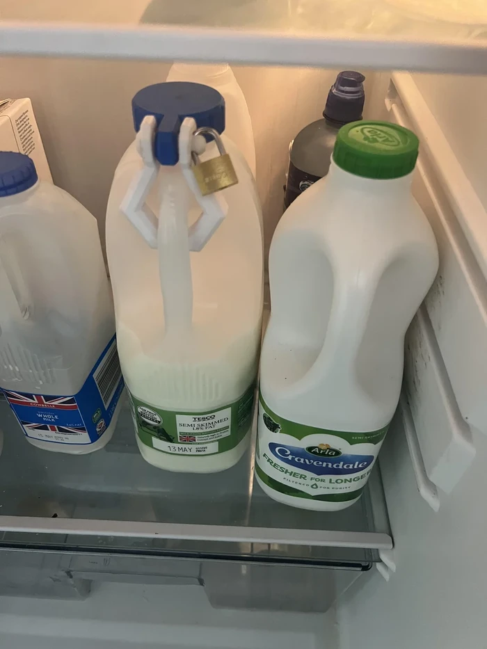Pelit! Karyawan Ini Gembok Botol Susunya Agar Tak Diminum Rekannya