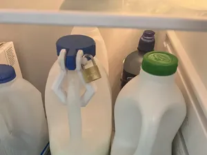 Pelit! Karyawan Ini Gembok Botol Susunya Agar Tak Diminum Rekannya