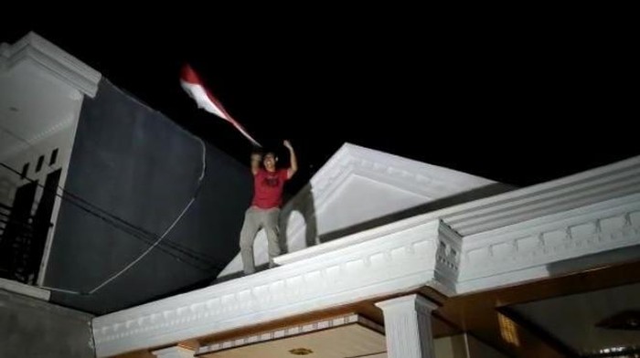 Sutoyo ayah Rizky Ridho selebrasi usai Indonesia meraih emas di final SEA Games 2023