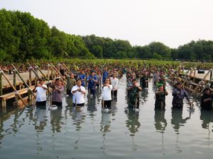 Tanam Mangrove Secara Serentak, Mabes TNI Raih Rekor Muri