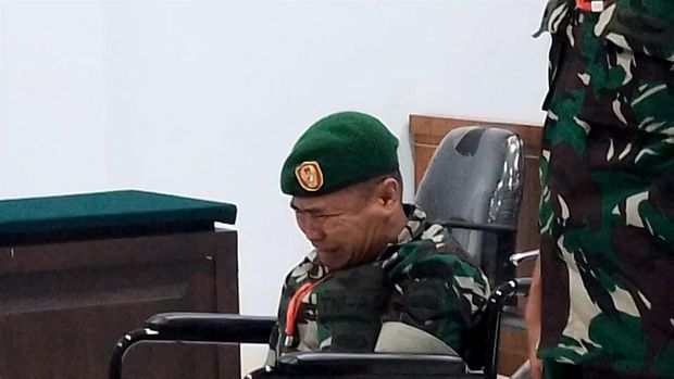 Sertu Yalpin Tarzun dan Pratu Rian Hermawan, dua oknum TNI yang membawa sabu 75 kg dan 40 ribu ekstasi dituntut pidana mati. Sertu Yalpin yang mendengar tuntutan itu langsung menangis.