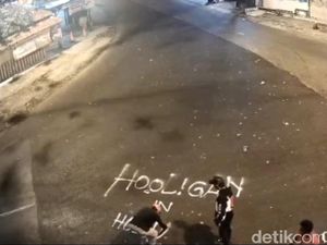 Ini Parah nih! Jalan di Purwakarta Dibubuhi Tulisan Hooligan