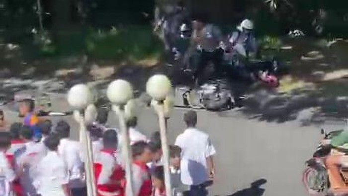 Tangkapan layar video polisi mengamankan pelajar konvoi kelulusan karena diduga membawa sajam di depan salah satu SMK swasta di Bambanglipuro, Bantul.