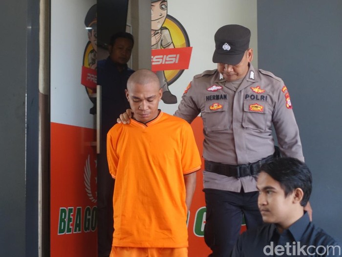 Tersangka berinisial IL yang mengaku petugas Samsat dan melakukan pemukulan terhadap wanita di Condongcatur, Sleman, saat di Mapolda DIY, Selasa (16/5/2023).