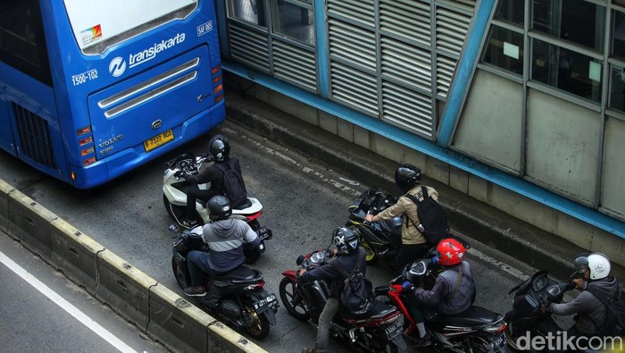 Tilang Manual Diterapkan, Pengendara Tetap Terobos Jalur TJ Meski tilang manual telah diterapkan kembali, namun pelanggara lalu lintas masih banyak terjadi. Seperti menerobos jalur TransJakarta ini.