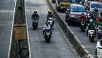 Jalur TransJakarta kawasan Pasar Rumput menjadi salah satu titik yang kerap dibajak pengendara.