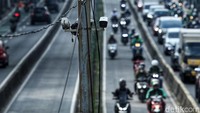 Meski jalur ini telah dipelototi cctv namun para pengendara tampak tak takut.