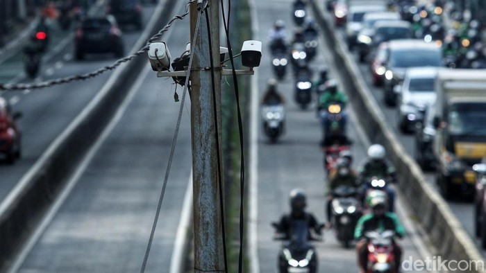 Meski tilang manual telah diterapkan kembali, namun pelanggara lalu lintas masih banyak terjadi. Seperti menerobos jalur TransJakarta ini.