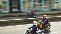 Beberapa pengendara motor juga terlihat tidak mengenakan helm.
