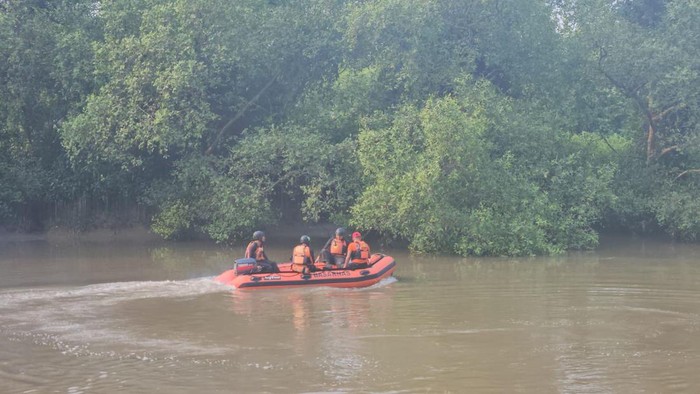 Tim Basarnas Surabaya diterjunkan mengevakuasi perahu rombongan Unair yang kandas