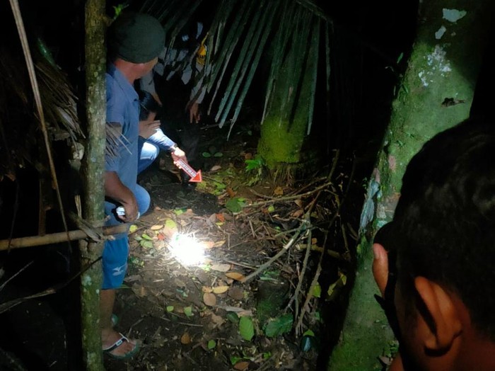 Tim Inafis Polres Purbalingga melakukan olah TKP kasus warga terjatuh dari pohon nangka di Desa Karangjengkol, Kecamatan Kutasari, Kabupaten PurbaIingga, Senin (15/5/2023) malam.